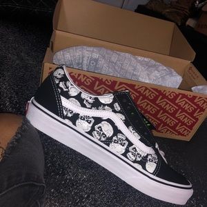 Glow In the Dark Skull Classic Vans